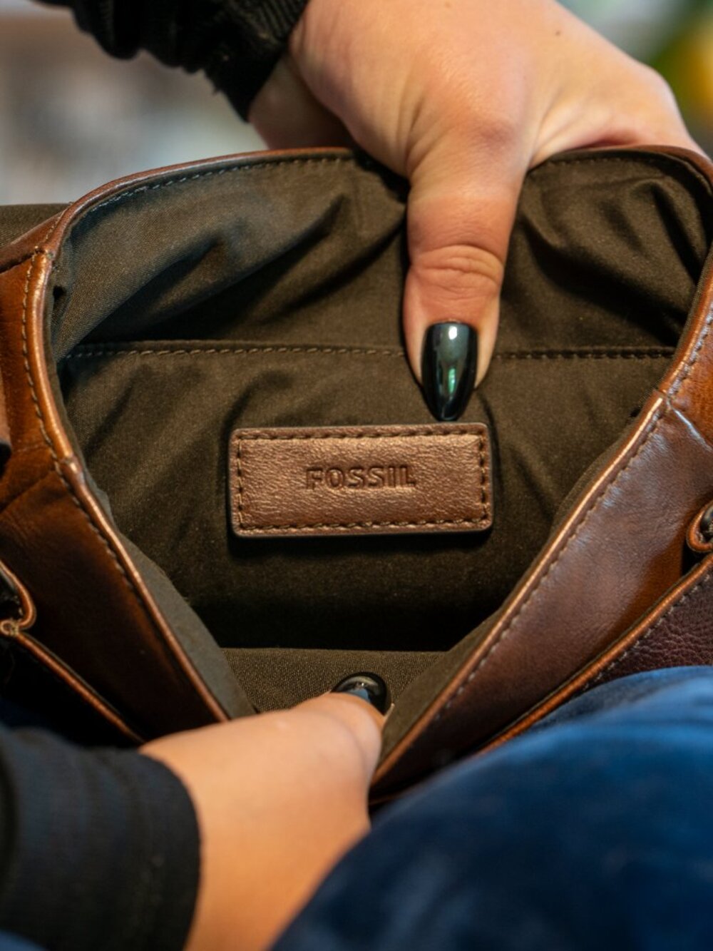 Fossil Dark Brown Leather Estate NS Messenger Bag with iPad/E-reader pocket - Picture 5 of 5